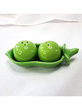 Kate Aspen Two Peas in a Pod Miniature Ceramic Salt & Pepper Shakers Green